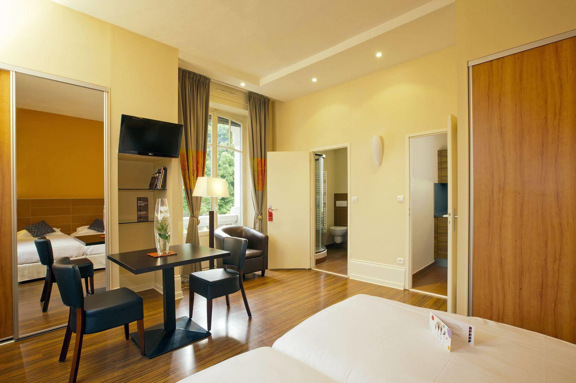 Hotels & Residences - Les Thermes 吕克瑟伊莱班 外观 照片