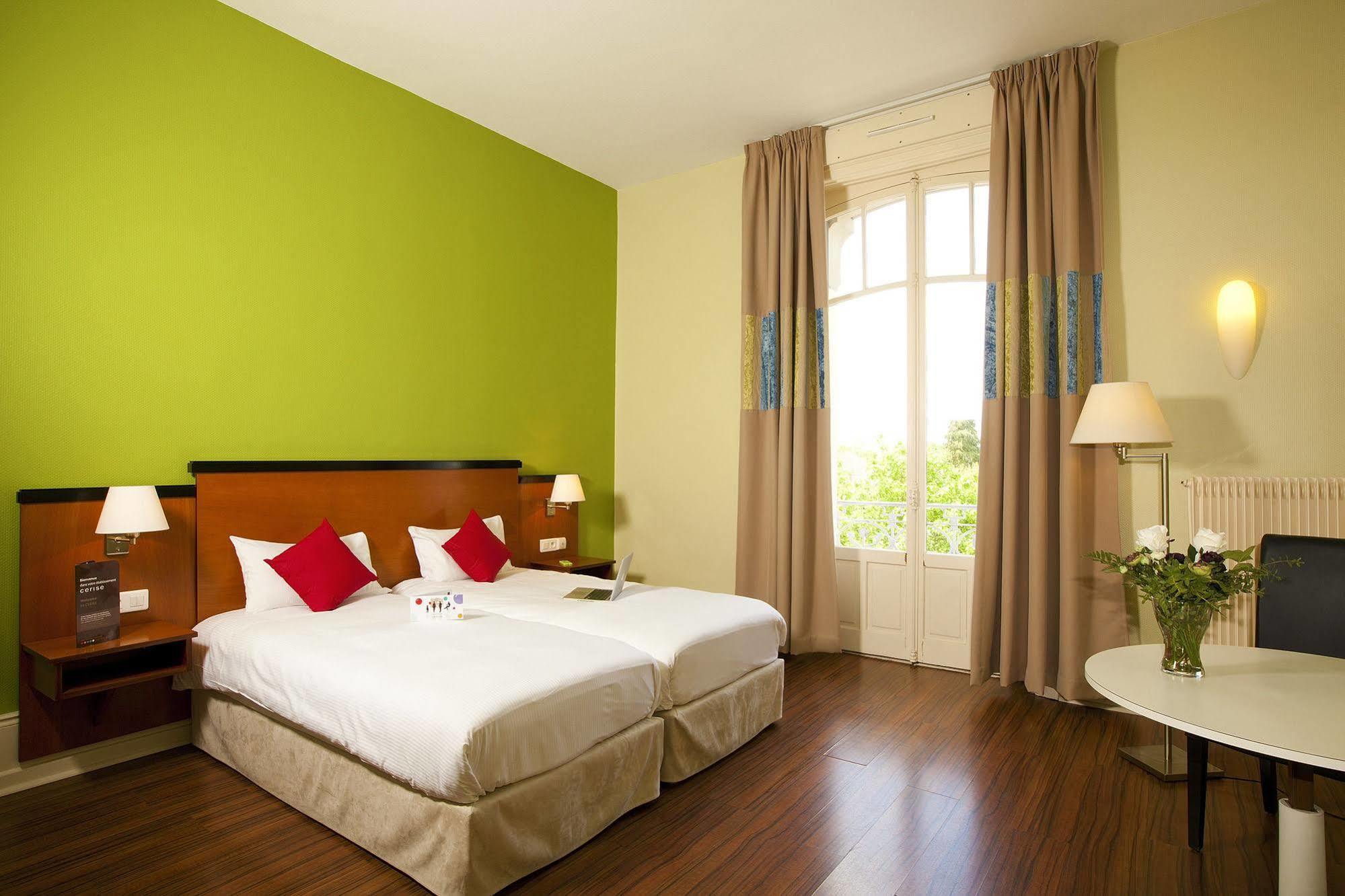 Hotels & Residences - Les Thermes 吕克瑟伊莱班 外观 照片