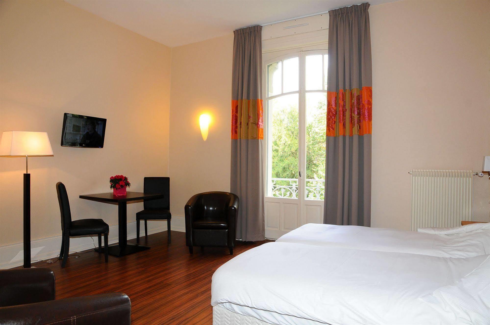 Hotels & Residences - Les Thermes 吕克瑟伊莱班 外观 照片