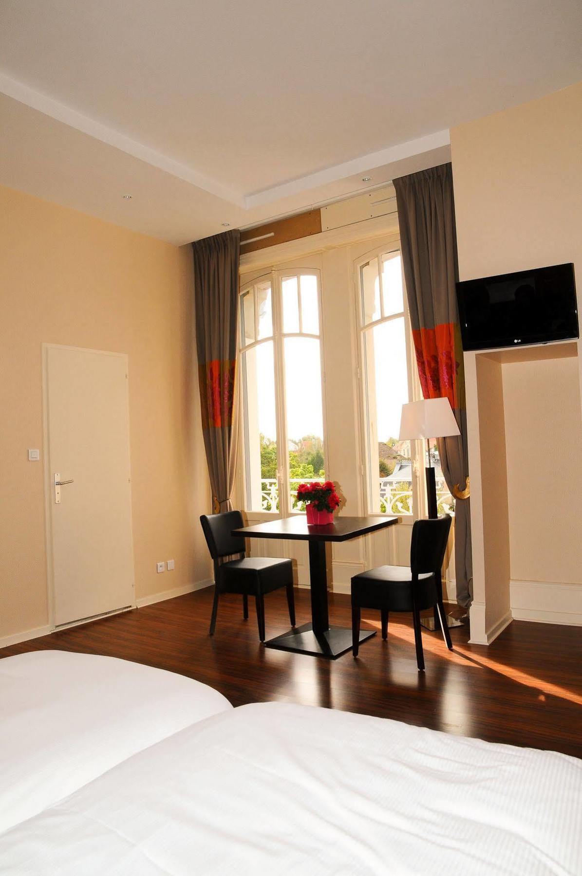 Hotels & Residences - Les Thermes 吕克瑟伊莱班 外观 照片
